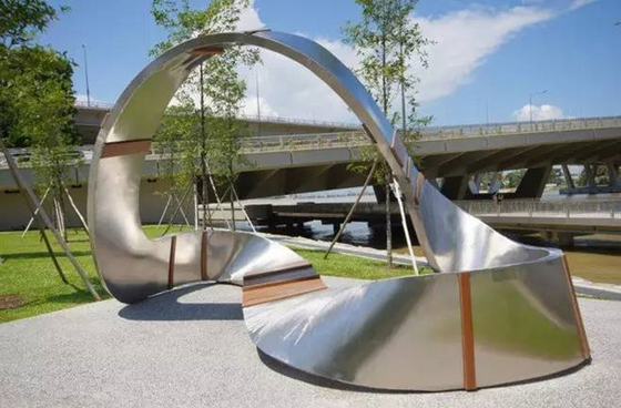 Gran escultura de acero inoxidable forjado pulido con espejo de metal para exteriores