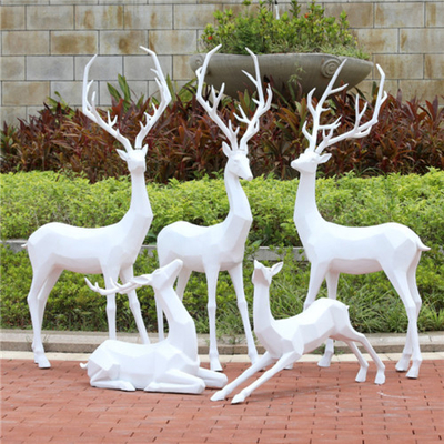 Esculturas animales de la fibra de vidrio de los ciervos del jardín de tamaño natural geométrico de encargo de la estatua