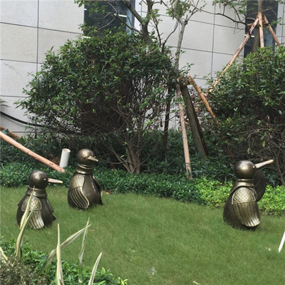 Escultura decorativa al aire libre del pingüino de las estatuas de bronce hechas a mano del jardín