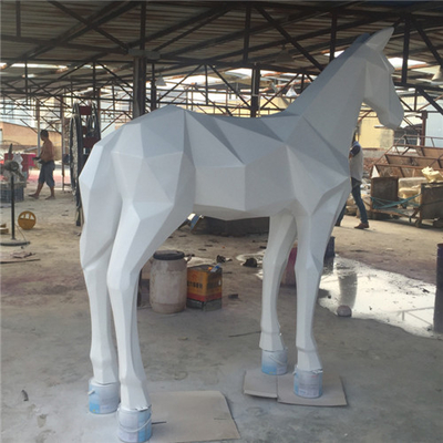 El animal grande del jardín del caballo del metal esculpe la geometría realista para la ciudad