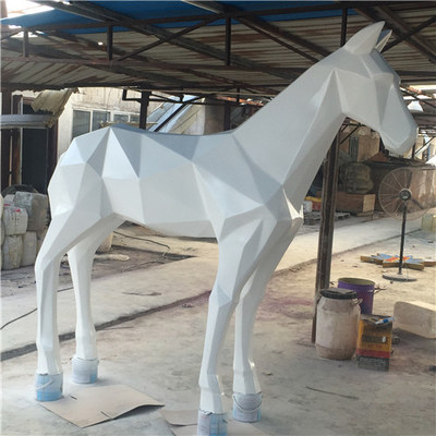 El animal grande del jardín del caballo del metal esculpe la geometría realista para la ciudad