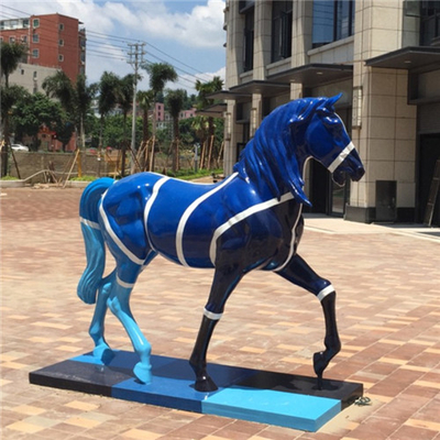 La estatua de tamaño natural del jardín de la escultura del caballo de la fibra de vidrio realista pintó