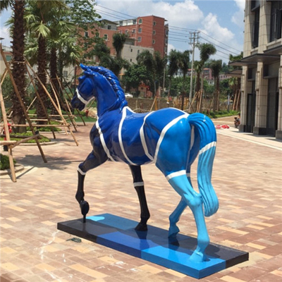La estatua de tamaño natural del jardín de la escultura del caballo de la fibra de vidrio realista pintó