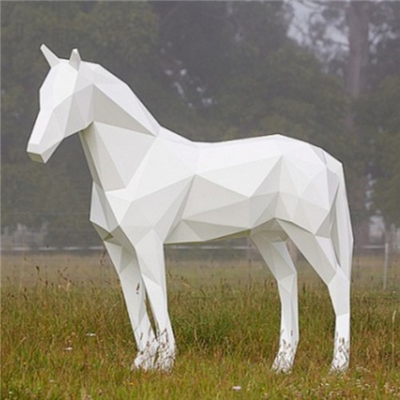 El animal grande del jardín del caballo del metal esculpe la geometría realista para la ciudad