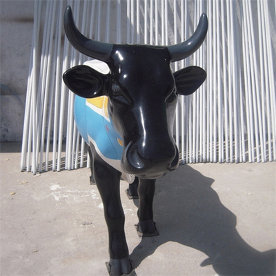El jardín animal de tamaño natural de las estatuas de la fibra de vidrio pintó las esculturas de la vaca para la alameda
