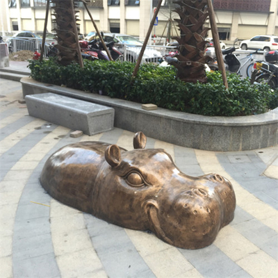 El animal grande del jardín del hipopótamo de bronce esculpe el latón de cobre del molde moderno