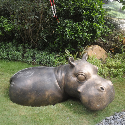 El animal grande del jardín del hipopótamo de bronce esculpe el latón de cobre del molde moderno