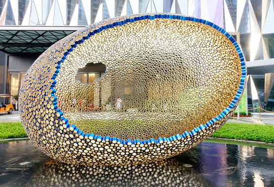 Las esculturas al aire libre del jardín del centro de oro electrochapan la escultura de la jerarquía del pájaro del metal