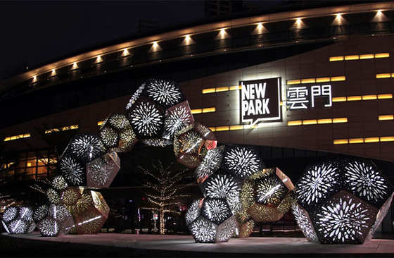 Transmisión de luz decorativa moderna del polígono del copo de nieve de la escultura del metal de los SS