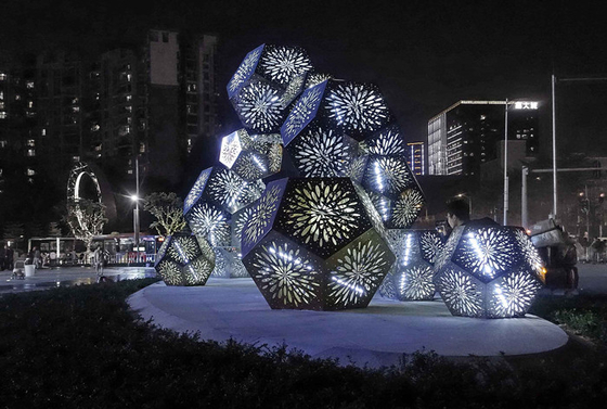 Transmisión de luz decorativa moderna del polígono del copo de nieve de la escultura del metal de los SS