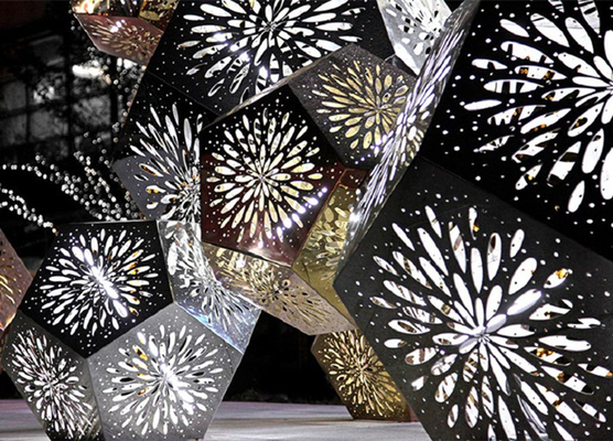 Transmisión de luz decorativa moderna del polígono del copo de nieve de la escultura del metal de los SS