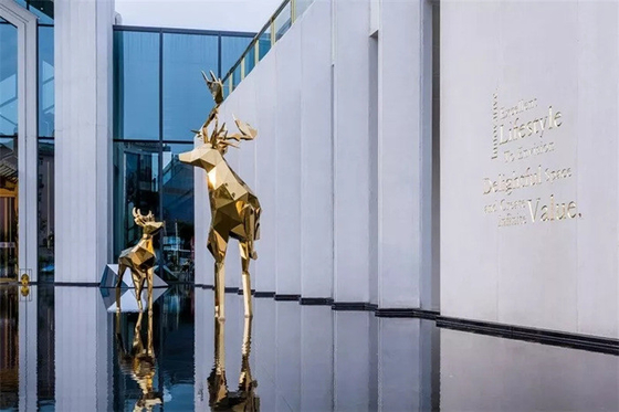 El animal de acero inoxidable del jardín esculpe la estatua grande pulida geométrica de los ciervos del metal