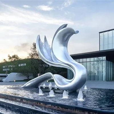 Las esculturas de acero inoxidables del paisaje pulieron la escultura al aire libre del espejo