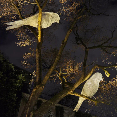 Acero luminoso del metal del parque del pájaro de la fibra de vidrio al aire libre de la escultura decorativo para los árboles