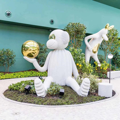 Decoración del metal de la fibra de vidrio de la historieta de la estatua del mono del jardín de la plaza que se sienta