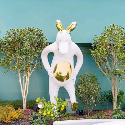 El animal blanco del jardín del conejo de la historieta esculpe la altura interior del 135cm