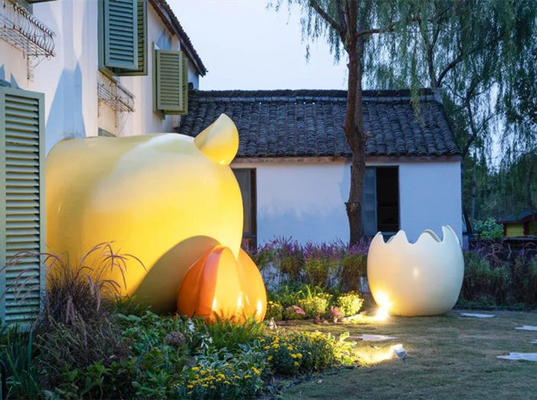 La fibra de vidrio linda de la escultura del jardín del pollo del huevo de la historieta modificó para requisitos particulares