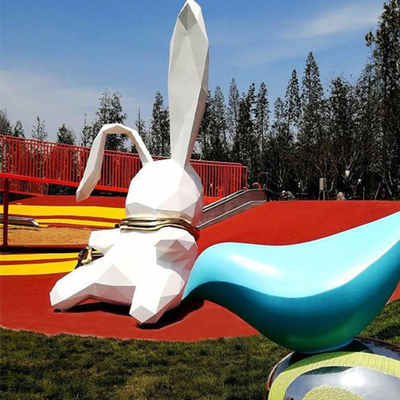 El animal del jardín del conejo de la historieta de la ciudad esculpe la fibra de vidrio al aire libre