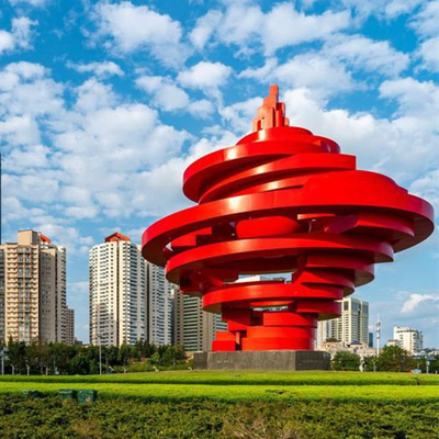 El extracto al aire libre moderno grande de la escultura del metal urbano de la señal pulió