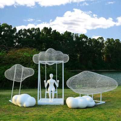 La exhibición modificada para requisitos particulares de la ventana de la tienda apoya las estatuas al aire libre modernas de la fibra de vidrio de la nube