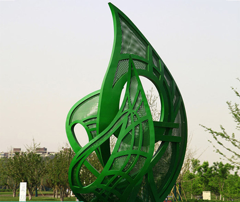 la alta hoja grande verde del jardín de los 5m esculpe el metal al aire libre para el paisaje