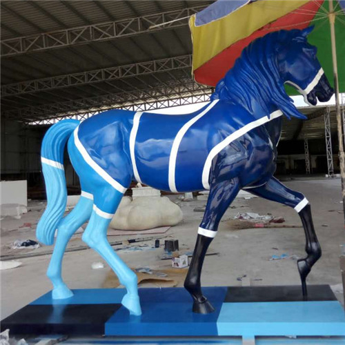 La estatua de tamaño natural del jardín de la escultura del caballo de la fibra de vidrio realista pintó