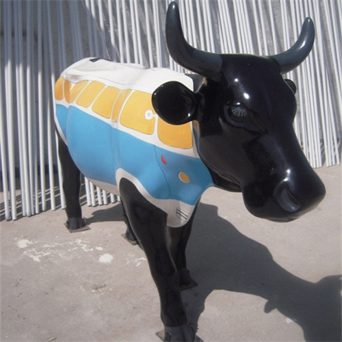 El jardín animal de tamaño natural de las estatuas de la fibra de vidrio pintó las esculturas de la vaca para la alameda