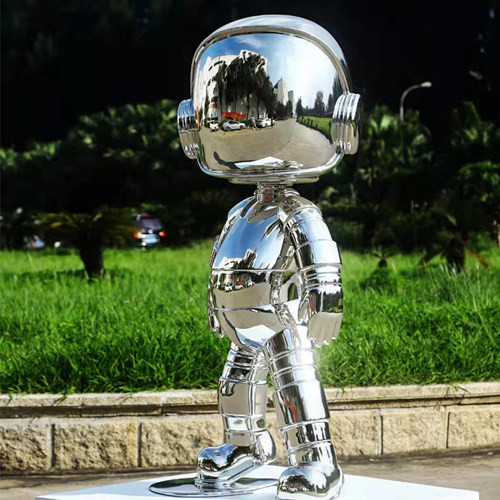 La decoración casera interior esculpe la escultura de acero inoxidable del espejo del muchacho del robot