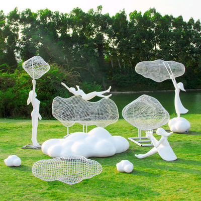 Las estatuas al aire libre flotantes de la fibra de vidrio de la muchacha de la nube cultivan un huerto pintado para la exhibición